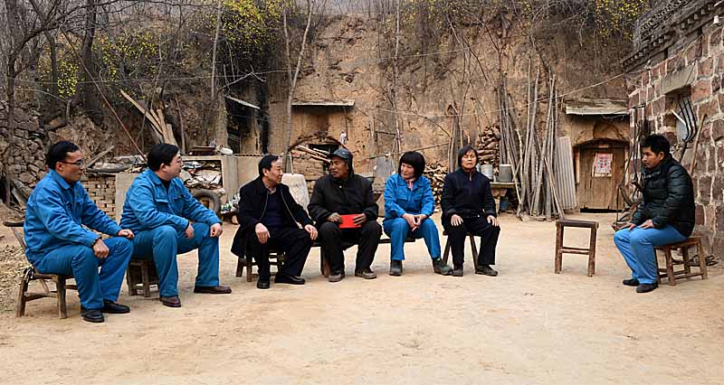 公司領(lǐng)導春節(jié)前為困難職工“送溫暖”